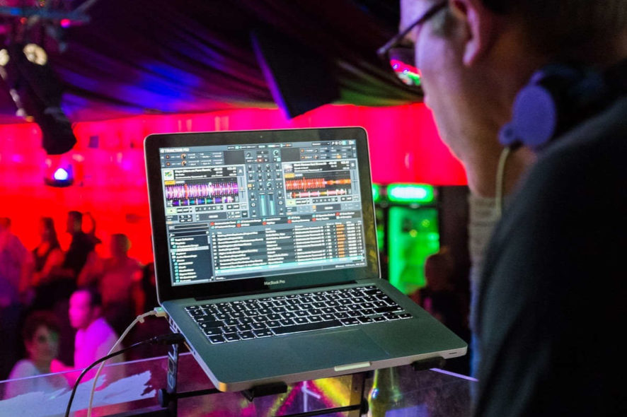 Black friday DJ speakers - DJ in club